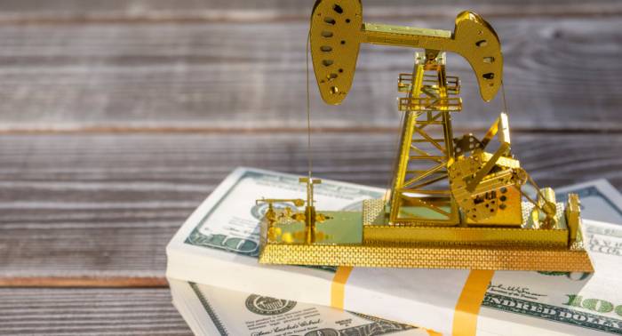 Saudi Arabia begins to lower oil prices