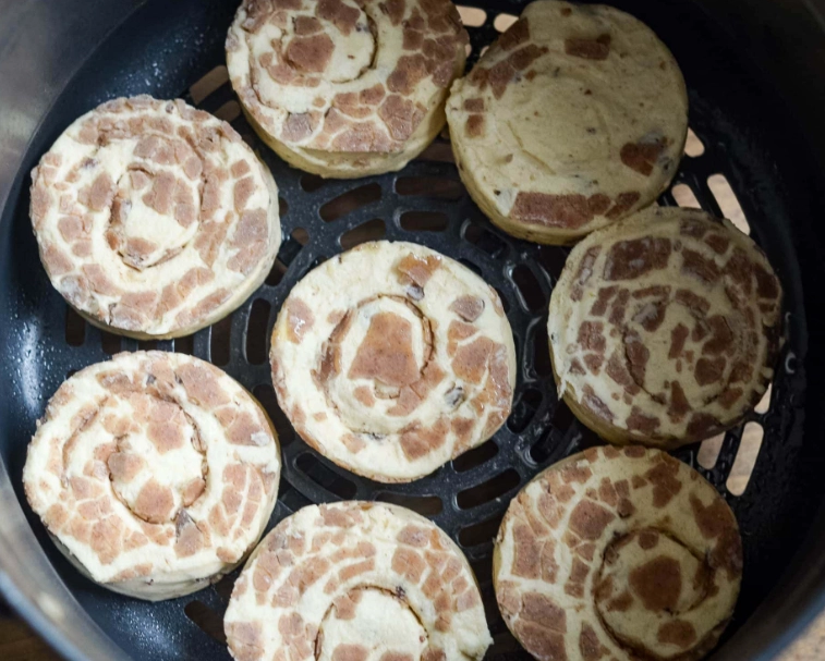 how to cook cinnamon rolls in air fryer