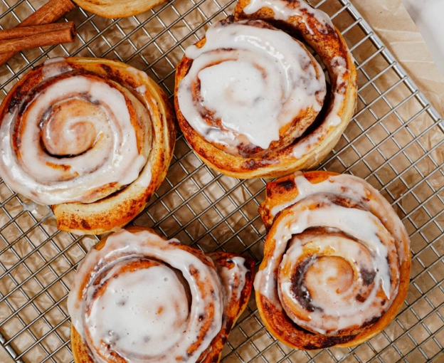 how to cook cinnamon rolls in air fryer